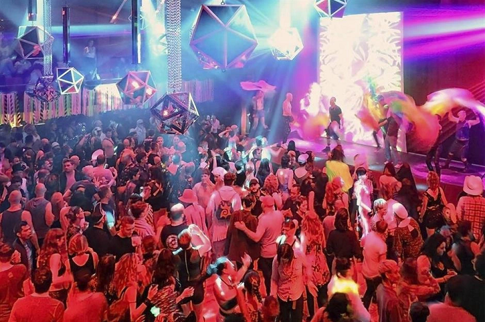 Điều khiến mọi người ngạc nhiên về nhà hát Opera Sydney là đây không chỉ là một địa điểm biểu diễn opera. Trên thực tế, có một hộp đêm "bí mật", The Studio, dành cho các đêm khiêu vũ, các buổi biểu diễn sân khấu và biểu diễn âm nhạc underground.