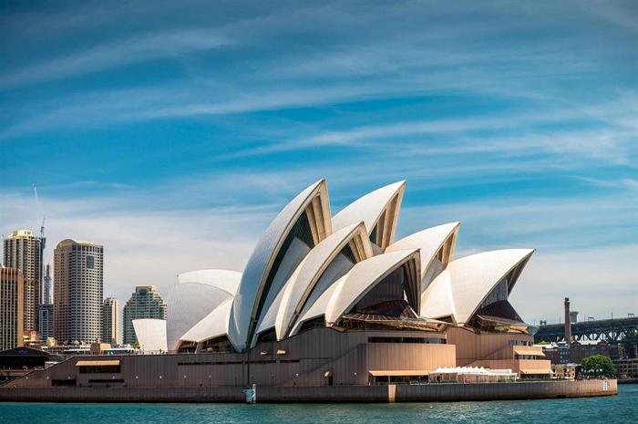 ##b###2. Nhà hát Opera Sydney, Sydney, Australia: Nhà hát Opera Sydney ở cảng Sydney là một trong những địa danh nổi tiếng nhất của Australia và nằm trong Danh sách Di sản Thế giới của UNESCO. Công trình được khai trương vào năm 1973, với vẻ ngoài giống như những cánh buồm của du thuyền.