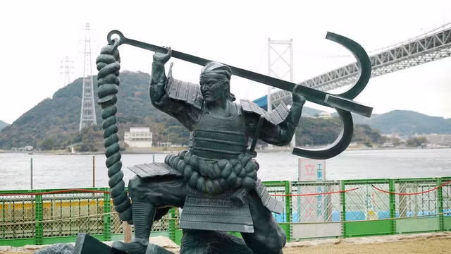 Ghi chép cho biết, trong trận chiến khốc liệt Dan-no-ura vào năm 1185, hàng trăm chiến binh Samurai đã bỏ mạng trên biển. Cơ thể của họ sau khi trôi dạt trên biển đã chìm xuống, vùi lấp trong lớp cát dưới đáy biển. Linh hồn của họ thì cư ngụ trong thân xác của loài cua Heikegani, để rồi gương mặt giận dữ mang theo tín nhiệm tử chiến của họ được khắc trên mai của loài cua này.