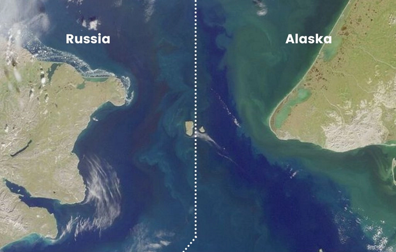 Nằm giữa eo biển Bering giữa lục địa Alaska và Siberia, đảo Diomede lớn nằm ở phía Nga trong khi đảo Diomede nhỏ nằm ở phía Mỹ. Bởi vì chúng bị ngăn cách bởi Đường đổi ngày quốc tế - đi qua Thái Bình Dương và đánh dấu ranh giới giữa 2 ngày, do đó, về mốc thời gian, chúng cách nhau gần 1 ngày.