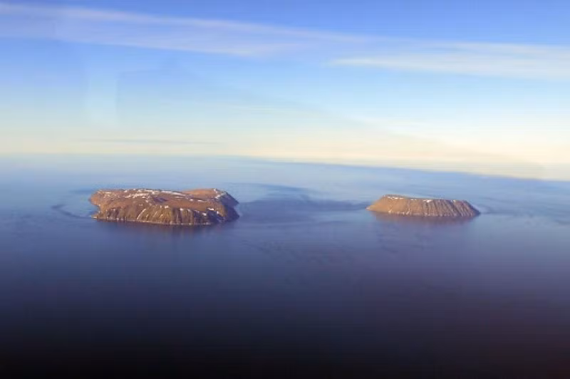 Big Diomede có diện tích khoảng 29 km2, không người dân ở, thuộc Nga. Đường đổi ngày quốc tế nằm cách phía đông của đảo 1,8 km.