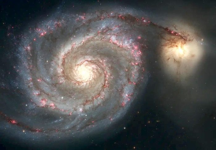  3. Thiên hà Xoáy Nước (Whirlpool Galaxy): Thông qua kính viễn vọng Không gian Hubble, thiên hà Whirlpool như một kỳ quan về sự hình thành của các vì sao. Thiên hà Whirlpool có lẽ là ví dụ nổi bật nhất trong các thiên hà có dạng xoắn ốc. Các quan sát bước sóng ánh sáng khác nhau cho thấy những cấu trúc khác nhau trong thiên hà. Trong ba chiều, các nhánh xoắn ốc của thiên hà xoáy qua một đĩa hình bánh kếp.
