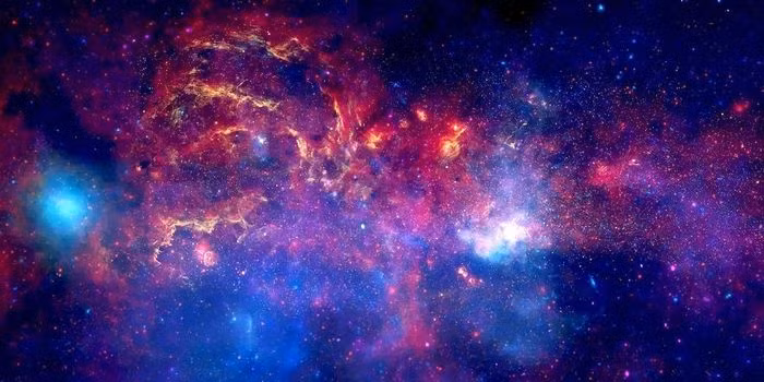  2. Trung tâm thiên hà: Kính viễn vọng Không gian Hubble và Spitzer cùng đài quan sát tia X Chandra đã hướng thấu kính về trung tâm thiên hà, dải Ngân Hà, để ghép lại bức ảnh này và công bố vào năm 2009. Bằng cách sử dụng tia hồng ngoại (đỏ và vàng) và tia X (xanh dương), bức ảnh nhìn xuyên qua lớp bụi vũ trụ - mang đến một trong những góc nhìn đẹp nhất về lõi thiên hà của chúng ta vào thời điểm đó.