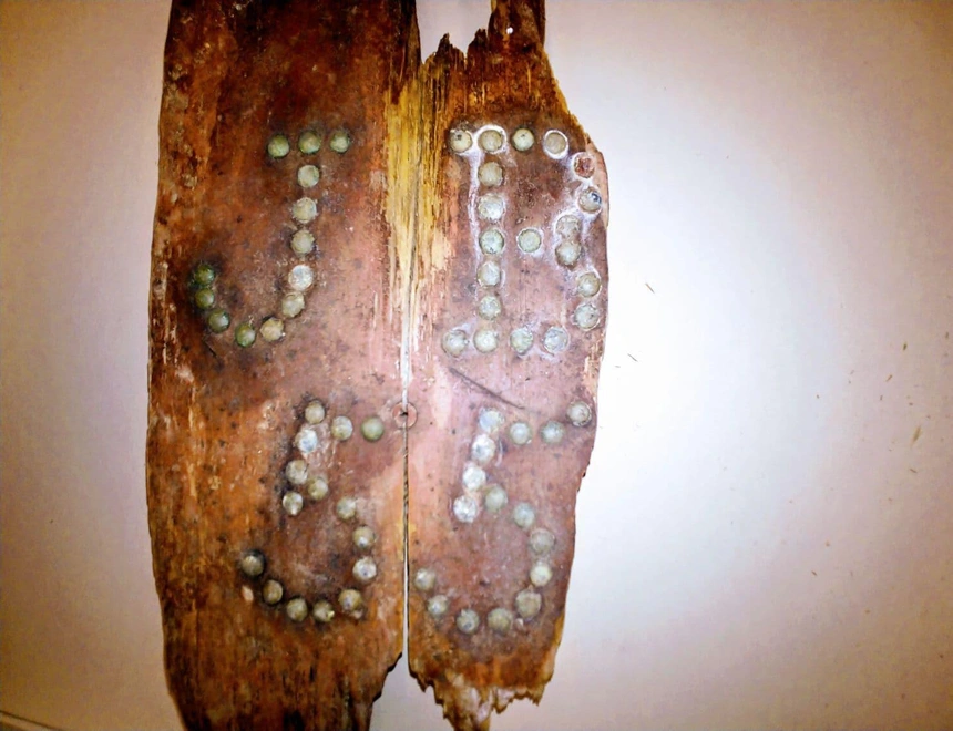 Vào thời đó, họ tin rằng ma cà rồng mạnh hơn sau khi chết và phải quật mộ để giết nó thêm một lần nữa. Ma cà rồng thường bị nghi là người trong nhà đã chết do bệnh dịch và quay lại lây nhiễm cho các thành viên khác trong gia đình. Bởi vậy mà chính những người thân phải tiến hành nghi lễ quật mộ để trừ ma. Các chuyên gia đã ghi nhận khoảng 80 trường hợp tương tự, chủ yếu ở vùng nông thôn New England.