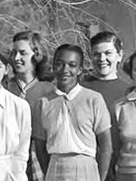 Janez Lawson, nhân viên phụ trách kỹ thuật người Mỹ gốc Phi đầu tiên tại Phòng thí nghiệm có bằng cử nhân về kỹ thuật hóa học tại Trường Đại học California, Los Angeles.