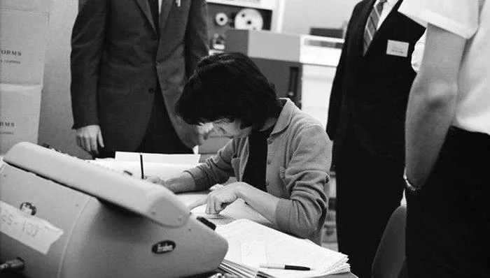 Helen Ling, sinh ra tại Trung Quốc và trải qua một tuổi thơ đầy biến động dưới ảnh hưởng của Chiến tranh thế giới thứ hai, sở hữu cho mình một bằng thạc sĩ toán học và làm chức vụ quản lý mảng máy tính tại Phòng thí nghiệm trong hơn ba thập kỷ.