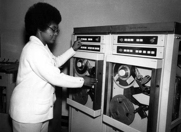 Bốn ngày sau, vào ngày 20/07, tàu Apollo bắt đầu hạ cánh xuống bề mặt Mặt Trăng. Nhưng chỉ ba phút trước khi hạ cánh, hệ thống máy tính đã phát cảnh báo về trường hợp khẩn cấp, khiến các kỹ sư lúc này phải đưa ra quyết định: cố gắng đến cùng dù cho có phải hy sinh hay hủy bỏ sứ mệnh.(Trong ảnh là bà Jeanette Scissum).