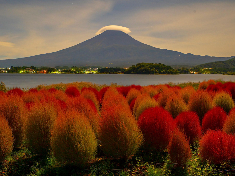 Loại mây dạng thấu kính mà ta thấy trên đỉnh núi Bà Đen và núi Chứa Chan ở Tây Ninh thuộc loại mây trung tích, tiếng Latin là Altocumulus lenticularis. Nó là một đám mây dạng thấu kính, có thể giống đĩa bay hoặc bị nhầm với “vật thể bay không xác định”.