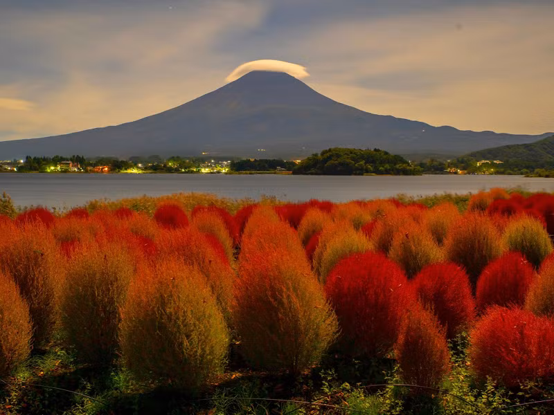 Loại mây dạng thấu kính mà ta thấy trên đỉnh núi Bà Đen và núi Chứa Chan ở Tây Ninh thuộc loại mây trung tích, tiếng Latin là Altocumulus lenticularis. Nó là một đám mây dạng thấu kính, có thể giống đĩa bay hoặc bị nhầm với “vật thể bay không xác định”.