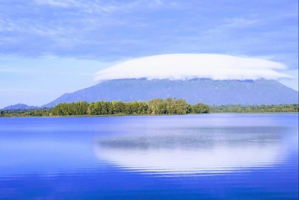 Có ba loại mây dạng thấu kính chính: mây trung tích (Altocumulus) dạng thấu kính đứng, là các khối mây có cấu tạo hình cầu thành lớp hay các đường; mây tầng tích (Stratocumulus), giống thấu kính phẳng hoặc quả hạnh nhân.
