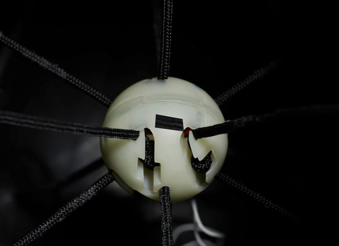 Theo Adidas, các cảm biến sử dụng năng lượng từ pin kích thước nhỏ. Thời gian sử dụng là 6 tiếng liên tục ở cường độ cao, hoặc 18 ngày nếu không dùng (trạng thái chờ). Cảm biến trong bóng nặng 14 gram, đủ nhỏ để không ảnh hưởng đến quỹ đạo trái bóng so với bóng thông thường.