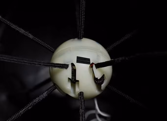 Theo Adidas, các cảm biến sử dụng năng lượng từ pin kích thước nhỏ. Thời gian sử dụng là 6 tiếng liên tục ở cường độ cao, hoặc 18 ngày nếu không dùng (trạng thái chờ). Cảm biến trong bóng nặng 14 gram, đủ nhỏ để không ảnh hưởng đến quỹ đạo trái bóng so với bóng thông thường.