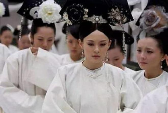 Tưởng rằng mọi chuyện sẽ kết thúc nhưng sau vài năm, Hoàng đế Chu Đệ phát hiện ra một phi tần khác họ Lữ thông gian với một thái giám. Lúc này, Hoàng đế nhận ra có điều gì đó bất thường nên đã cử người điều tra một cách kỹ lưỡng, cuối cùng phát hiện ra Quyền phi không bị đầu độc bởi Lữ Mỹ Nhân mà là do phi tần họ Lữ này.