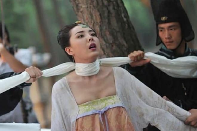 Biết được những điều này, Hoàng đế Chu Đệ rất tức giận, lập tức hạ sát toàn bộ cung nữ và thái giám trong cung Lã phi. Những thợ thủ công ở nơi đã cung cấp thạch tín cũng không thoát khỏi thảm án đoạt mạng. Số người bị giết lên tới xấp xỉ 100 người.