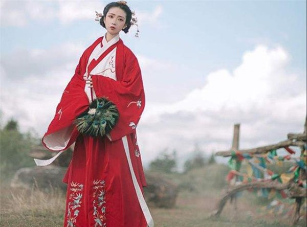 Một người thiếp khác của Hoàng đế Minh Thái Tông cũng đến từ Triều Tiên có tên là Lữ Mỹ Nhân, người này từng rất coi thường Quyền phi, nhưng Quyền phi luôn bỏ ngoài tai những tin đồn về mình và chỉ một lòng một dạ đi theo Hoàng đế.