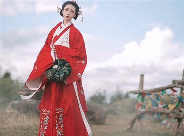 Một người thiếp khác của Hoàng đế Minh Thái Tông cũng đến từ Triều Tiên có tên là Lữ Mỹ Nhân, người này từng rất coi thường Quyền phi, nhưng Quyền phi luôn bỏ ngoài tai những tin đồn về mình và chỉ một lòng một dạ đi theo Hoàng đế.