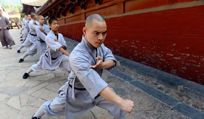  2. Thiếu Lâm Tự không phải môn phái duy nhất có võ công: Đây là một trong những sự thật ít ai biết về Thiếu Lâm Tự kể cả "mọt phim" Trung Quốc. Thực tế ngoài Thiếu Lâm ở Trung Hoa, đã có nhiều nơi các tăng lữ được dạy kỹ thuật chiến đấu.