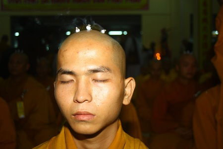 Mỗi dấu tượng trưng cho 1 điều luật cơ bản mà nhà sư phải tuân theo và nếu đủ 9 chấm đồng nghĩ là họ đã tốt nghiệp những bài học cơ bản về Phật giáo của mình.