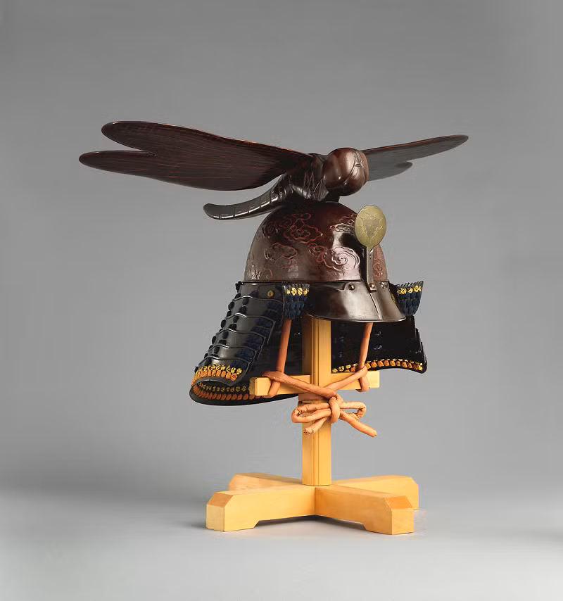 Những chiếc mũ bảo hiểm kỳ lạ được đội bởi các chỉ huy cấp cao để họ có thể dễ dàng lẩn chốn trên chiến trường. Chúng có các họa tiết tượng trưng phản ánh một khía cạnh tính cách của chỉ huy và những lý tưởng của cuộc chiến đang tham gia.