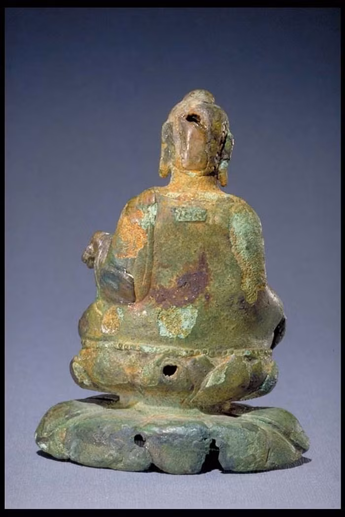 Được biết đến như là "kho báu Helgo”, bức tượng đồng của Đức Phật từ Ấn Độ là một trong những đồ tạo tác phổ biến nhất được phục hồi. Sự hiện diện của bức tượng đã giúp các nhà nghiên cứu đưa ra một số ý tưởng về luồng nước chạy theo sau các thương gia Viking.