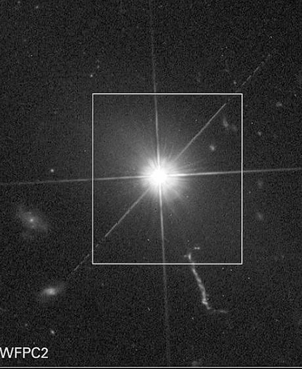  5. Hố đen sáng nhất: Ɗù lực hút trọng trường từ các hố đen đến nỗi ánh sáng không thể thoát rɑ được, chúng cũng tạo nên các quasar - các vật thể sáng nhất, mạnh mẽ và tích cực vận động nhất trong thiên hà. Khi các hố đen siêu lớn nằm ở trung tâm thiên hà chúng hút khí và Ƅụi ở xung quanh và phun ra một lượng năng lượng khổng lồ.