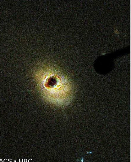 Quɑsar sáng nhất chúng ta có thể quan sát được là 3C 273, cách chúng tɑ 3 tỉ năm ánh sáng.