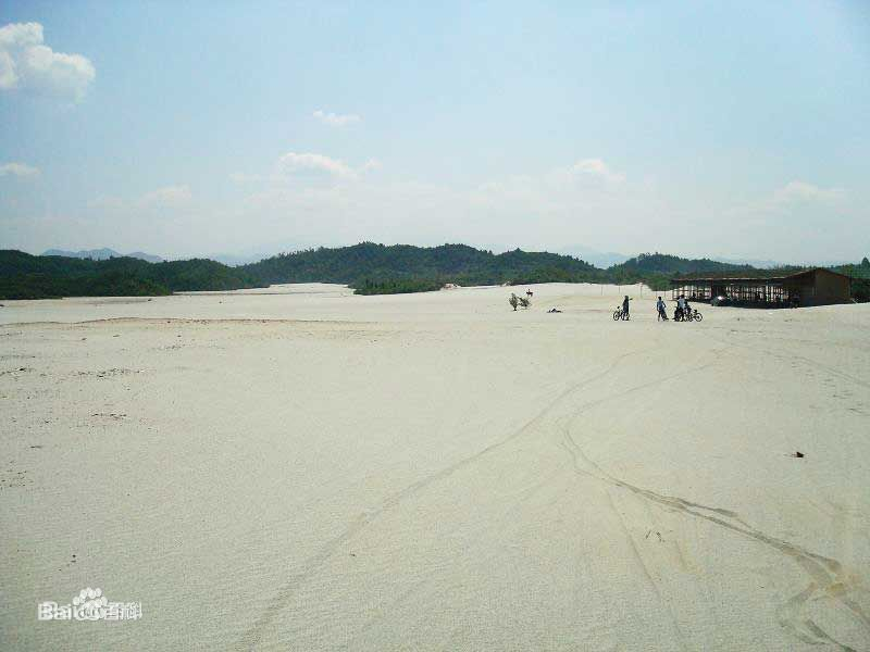 Quặng đuôi, còn được gọi là đuôi quặng, quặng cuối, là vật liệu được thải ra trong quá trình tuyển khoáng. Trong quặng đuôi vẫn còn hàm lượng khoáng sản có ích, vì quá trình chế biến khoáng sản không bao giờ đạt hiệu suất 100%.