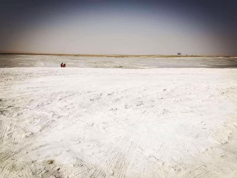 Cát ở sa mạc Giang Nam vô cùng mịn. Vì biển cát này được hình thành từ quặng đuôi, dưới ánh sáng mặt trời, sa mạc trở nên lấp lánh. Chính vì thế nơi đây còn có tên gọi khác là Bãi Bạc.