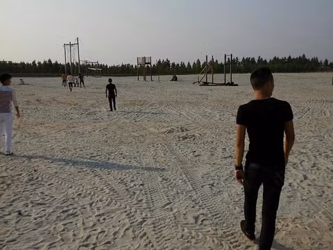 Để đảm bảo hoạt động khai thác khoáng sản thực hiện các bước đầy đủ nhằm đảm bảo khu vực chứa quặng đuôi an toàn với môi trường sau khi mỏ đóng cửa, chủ mỏ phải đóng một khoản tiền để đảm bảo cam kết về môi trường, sau khi đóng cửa mỏ nếu các thông số về môi trường vẫn được đảm bảo theo tiêu chuẩn thì cơ sở khai thác mỏ sẽ được hoàn trả lại số tiền này.