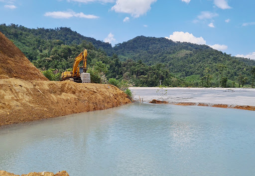 Việc tách phần có ích ra cũng đồng thời sinh ra phần chất thải không có giá trị kinh tế và phải trải qua quy trình xử lý để thải ra môi trường đó chính là quặng đuôi. Quặng đuôi thường là hạt mịn, kích thước hạt khoảng một vài micromet, có dạng bùn (một hỗn hợp khoáng vật mịn và nước).