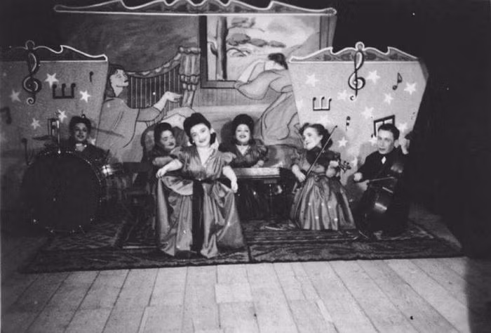 Năm 1923, ông lão Shimshon qua đời. 7 năm sau, trước khi nhắm mắt, vợ của Shimshon đã trăng trối lại với các con rằng: “Các con phải luôn sống bên nhau cho dù có xảy ra bất cứ điều gì”. Nhớ lời dặn dò của mẹ, 7 anh chị em của gia đình nghệ sĩ lùn Ovitz cùng nhau mưu sinh bằng tài năng nghệ thuật của mình, cùng sống chung hòa thuận dưới một mái nhà và hết mực thương yêu nhau.