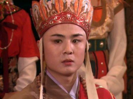 Trần Huyền Trang tên thật là Trần Huy (Có nơi ghi là Trần Vỹ) xuất thân khốn khó nhưng lại đam mê đạo Phật. Năm 10 tuổi đã theo anh trai tham gia kỳ thi độ tăng và là 1 trong 27 người có kết quả cao nhất.