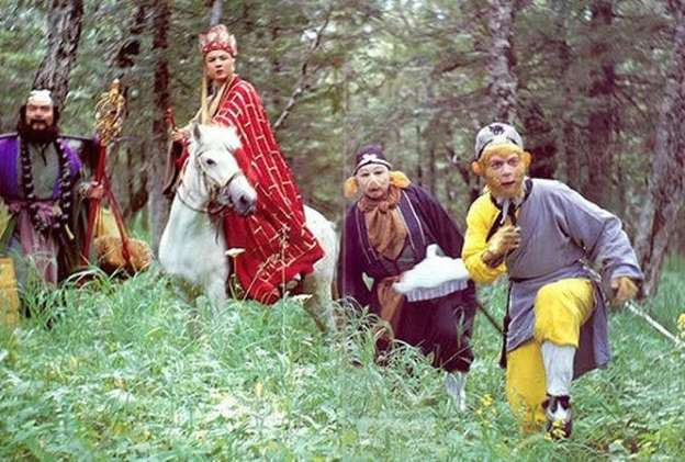  3. Đi thỉnh kinh trái lệnh vua: "Tây du ký" kể rằng, Phật tổ Như Lai muốn truyền chân kinh sang phương Đông để độ cho chúng sinh nơi đó, nên lệnh cho Quan Âm Bồ tát tìm người đi lấy kinh. Người được chọn là pháp sư Huyền Trang ở Đại Đường. Vua Đường nhận người đi lấy kinh là em kết nghĩa, coi ông như một ân nhân của đất nước, màn tiễn đưa cực kỳ long trọng và xúc động.