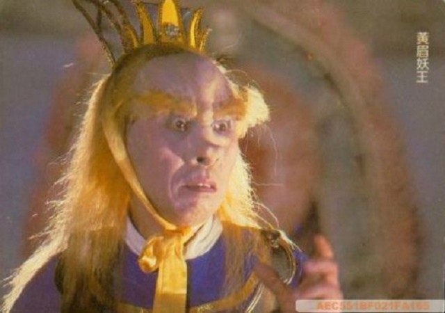 Tôn Ngộ Không bị yêu quái tung não bạt vàng ra, chụp kín người, bên trong “tối om om, nóng nực đến nỗi mồ hôi vã ra như tắm, xô phải đẩy trái, không sao thoát ra được, vội vàng cầm gậy sắt đánh loạn xạ, nhưng cũng chẳng động đậy một ly”.