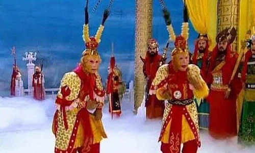 Sau khi Lục Nhĩ Mỹ Hầu bị tiêu diệt, Phật Tổ mới cho biết nó vốn là con khỉ đá có tới tận 6 cái tai, mọi việc trong thiên hạ chỉ cần đứng một chỗ là biết được tường tận. Rất nhiều kế hoạch bí mật và pháp thuật tu luyện đều bị Lục Nhĩ Mỹ Hầu nghe trộm và rèn luyện thành thục. Chính vì vậy mà nó có 72 phép biến hóa và công lực giống hệt Ngộ Không, thậm chí còn có phần nhỉnh hơn một bậc.