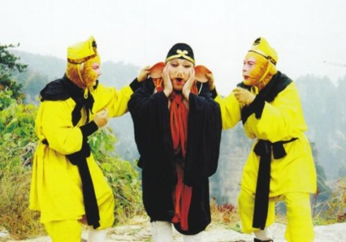 Sau đó, Tôn Ngộ Không phát hiện ra và đã trở về phân tranh thật giả. Điều này đã tạo nên một cuộc chiến "kinh thiên động địa" giữa 2 con khỉ, cả hai đánh nhau bất phân thắng bại, phải nhờ tới chư vị thần tiên giúp phân biệt thật giả, nhưng ngay cả pháp nhãn của Quan Âm Bồ Tát, gương chiếu yêu của Ngọc Đế cũng không thể tìm ra đâu là Tôn Ngộ Không thật.