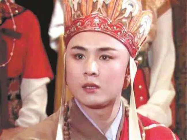 Ngộ Không phải nhờ đến Phật Tổ Di Lặc chỉ điểm dẫn dắt yêu quái đến cánh đồng dưa hấu. Vì quá đói khát, yêu quái đã ăn phải quả dưa mà Ngộ Không biến thành hạt, đánh từ trong bụng yêu quái đánh ra và hàng phục được yêu quái.