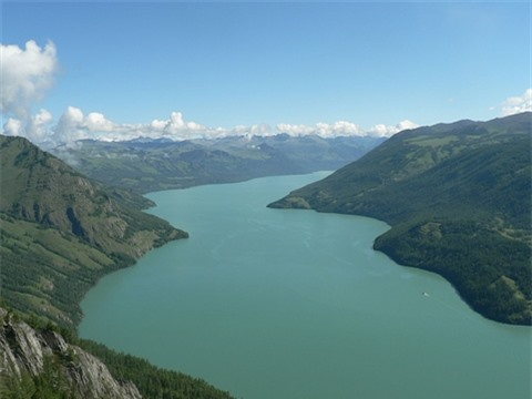 Một số nhà khoa học cho rằng, thực chất quái vật hồ Kanasi là loài cá hồi Triết La với trọng lượng có thể lên đến 2-3 tấn và dài tới 12m. Đây là động vật lớn, tuy nhiên chúng được cho là đã tuyệt tích và chưa ai bắt được một con nào dài quá 2,1m.