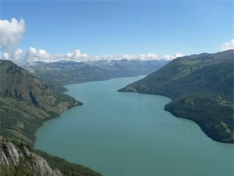 Một số nhà khoa học cho rằng, thực chất quái vật hồ Kanasi là loài cá hồi Triết La với trọng lượng có thể lên đến 2-3 tấn và dài tới 12m. Đây là động vật lớn, tuy nhiên chúng được cho là đã tuyệt tích và chưa ai bắt được một con nào dài quá 2,1m.