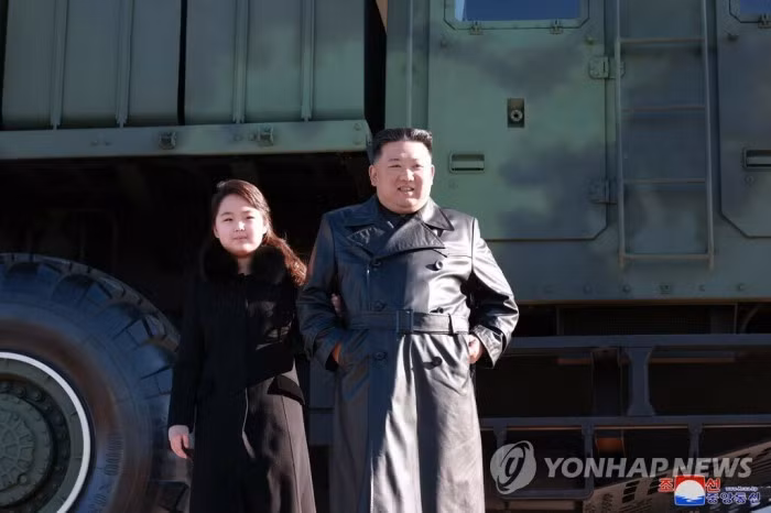 Ong Kim Jong-un lai xuat hien cung con gai trong su kien trong dai