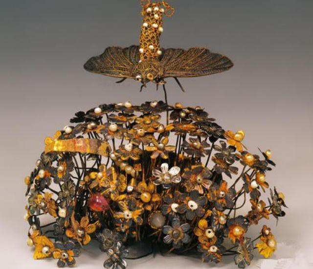 Mái vòm của chiếc quách cũng được chạm khắc tỉ mỉ. Khi các nhà khảo cổ phát hiện, họ nói rằng giá trị của chiếc quách này không thể ước tính được.