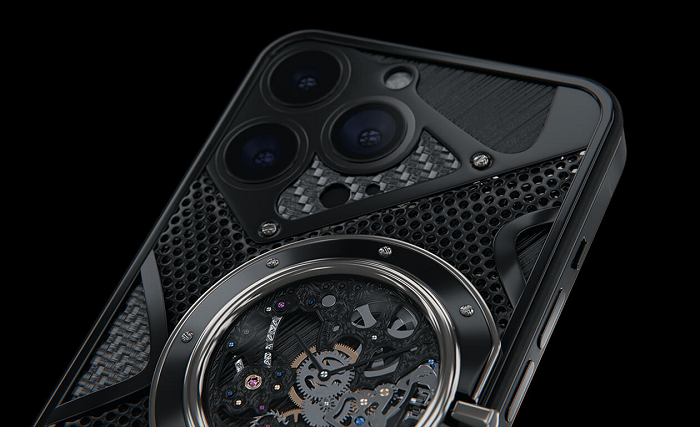 Caviar được biết đến với những sản phẩm xa xỉ. Đây không phải là lần đầu tiên công ty ra mắt một sản phẩm đắt tiền như vậy. Trước đó, công ty đã tung ra một chiếc ốp lưng iPhone sử dụng hóa thạch răng T-Rex 80 triệu năm tuổi, một chiếc AirPods vàng 18K và chiếc iPhone Tesla với tấm pin năng lượng mặt trời riêng.