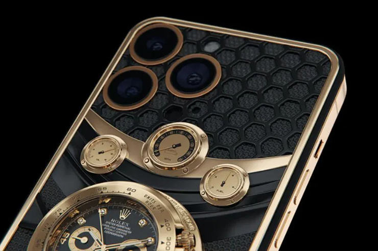 Nhìn vào mặt sau của sản phẩm độc đáo này có thể thấy chiếc đồng hồ Rolex được nhúng là Rolex Cosmograph Daytona 40 mm bằng vàng. Phần đồng hồ cũng được nhúng 8 viên kim cương.