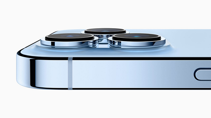 Về kỹ thuật, ống kính tiềm vọng dựa trên một lăng kính phản xạ ánh sáng tới nhiều thấu kính bên trong ở góc 90 độ so với cảm biến máy ảnh. Điều này cho phép chiều dài của ống kính dài hơn nhiều so với ống kính tele, dẫn đến khả năng zoom quang học tốt hơn nhiều. Ống kính tele trên các mẫu iPhone 13 Pro chỉ cung cấp khả năng zoom quang học 3x và zoom kỹ thuật số 15x.