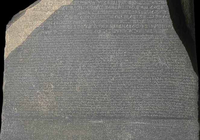 Năm 1799, phiến đá Rosetta được Pierre Bouchard, một học giả, sĩ quan quân đội Pháp phát hiện trong lúc kiểm tra công tác phục dựng pháo đài cổ gần thành phố Rosetta ở châu thổ sông Nile, trong giai đoạn Các cuộc chiến của Napoleon.