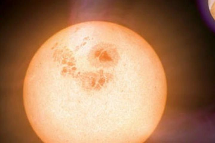 Họ đã xem xét 10 cặp sao đôi từ dữ liệu của Đài quan sát tia X Chandra của NASA và 6 cặp khác từ đài quan sát XMM-Newton của ESA. Kết quả cho thấy trong mỗi cặp đôi, ngôi sao sở hữu sao Mộc nóng luôn có vẻ trẻ trung hơn ngôi sao song sinh.