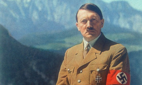 Theo ông Kershaw, Hitler biết sớm muộn gì ông ta cũng phải đánh bại Mỹ. Nhưng nếu khôn ngoan hơn, Hitler nên đánh bại hoàn toàn Anh và Pháp trước khi nhắm đến Mỹ. Trùm phát xít đã quá lạc quan khi cho rằng, Nhật Bản sẽ thành công cầm chân Mỹ ở Thái Bình Dương để Đức có thời gian tiêu diệt quân chủ lực Anh - Pháp.