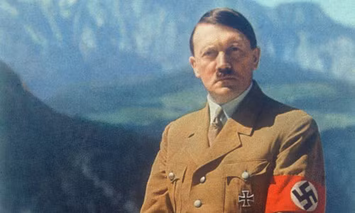 Theo ông Kershaw, Hitler biết sớm muộn gì ông ta cũng phải đánh bại Mỹ. Nhưng nếu khôn ngoan hơn, Hitler nên đánh bại hoàn toàn Anh và Pháp trước khi nhắm đến Mỹ. Trùm phát xít đã quá lạc quan khi cho rằng, Nhật Bản sẽ thành công cầm chân Mỹ ở Thái Bình Dương để Đức có thời gian tiêu diệt quân chủ lực Anh - Pháp.