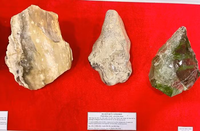 Qua khai quật tại hang C6-1 và C6 các nhà khảo cổ phát hiện nhiều di chỉ, hiện vật đồ đá. Trong đó, có các công cụ lao động, đồ gốm, xương và vỏ nhuyễn thể. Ngoài ra, trong hang động còn có vết tích của bếp lửa, 3 di tích mộ táng, dấu vết của 10 cá thể.