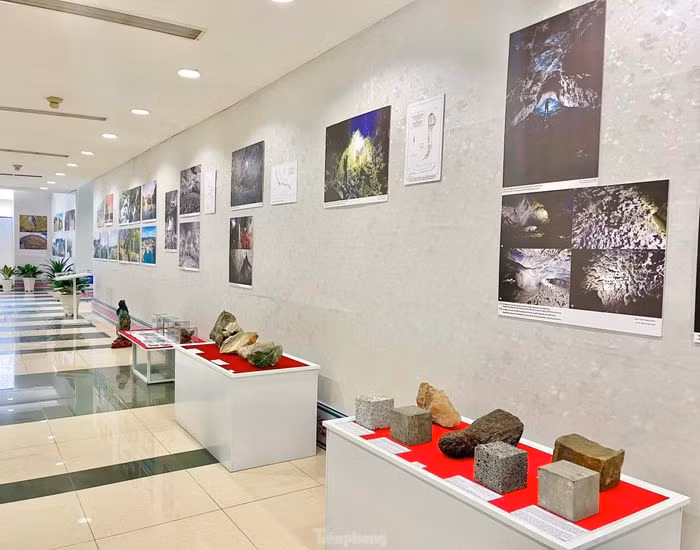 Điểm nổi bật đặc biệt nhất là hệ thống hang động núi lửa trong đá bazan, phân bố chủ yếu ở khu vực Krông Nô.